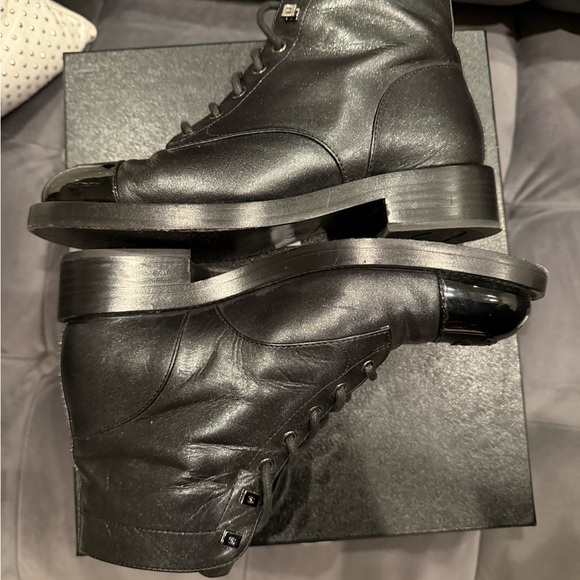 Chanel Women's Lace-Up Leather Ankle Boots w/ Patent Leather Logo Toe - Sz 39.5 - Picture 4 of 13